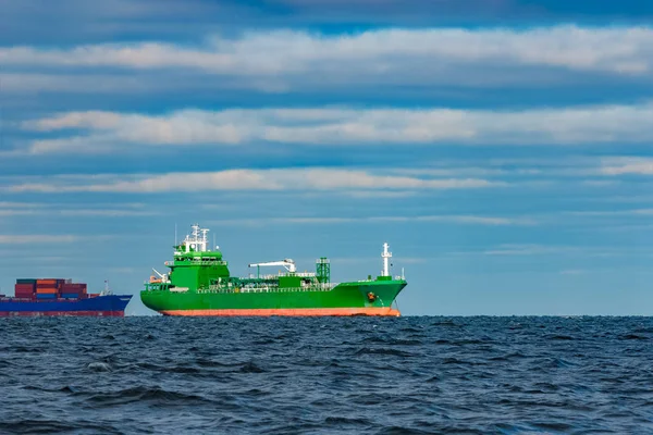 Navio de carga verde atracado — Fotografia de Stock