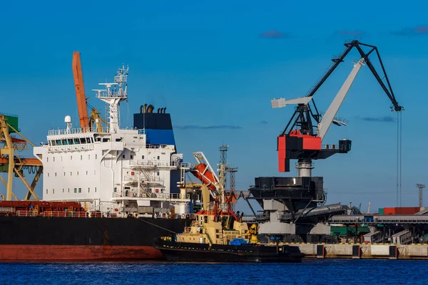 Schwarzes Frachtschiff festgemacht — Stockfoto