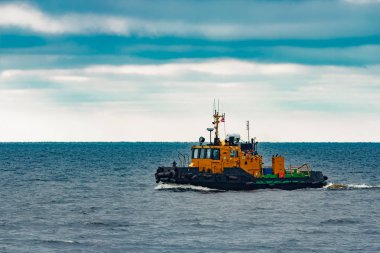 Küçük portakal römorkör gemi