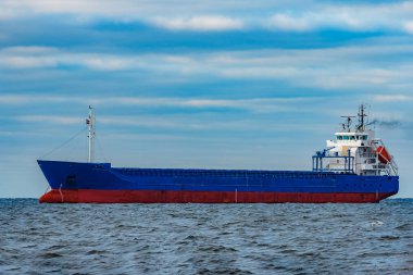 Demirlemiş mavi kargo gemisi