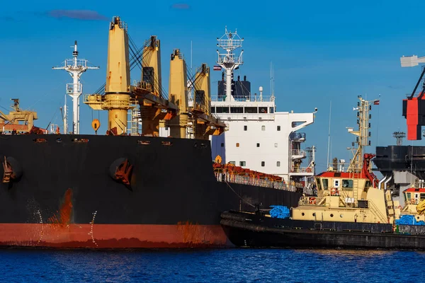 Svart cargo ship mooring — Stockfoto