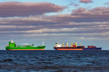 Kargo gemileri demirleyen