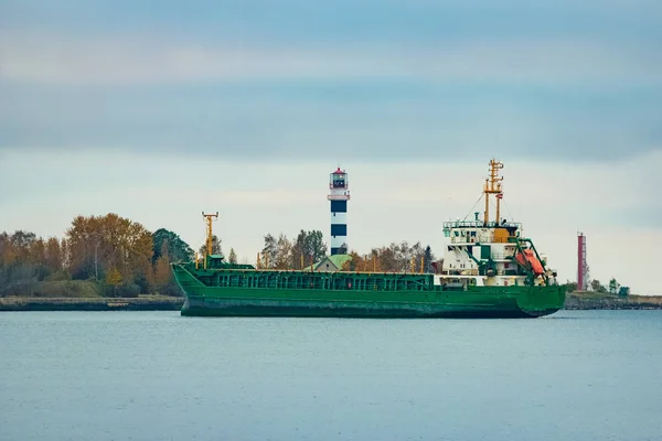 Groene vrachtschip — Stockfoto