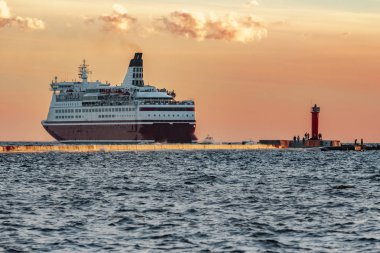 Kırmızı cruise liner