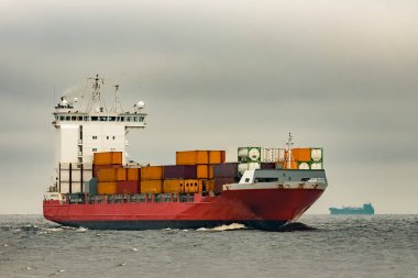 Kırmızı kargo konteyner gemisi