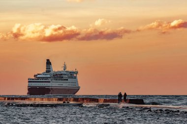 Kırmızı cruise liner