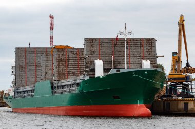 Yeşil kargo gemisi yükleniyor