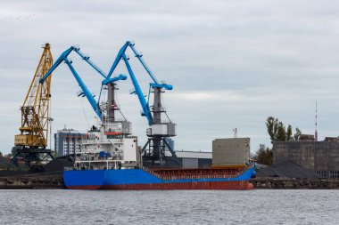 Mavi kargo gemisi yükleniyor