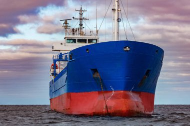 Demirlemiş mavi kargo gemisi