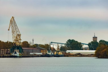 Demirleyen gemiler römorkör