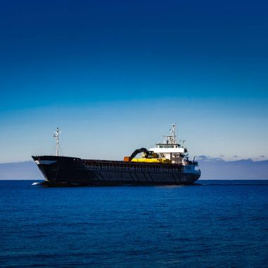 Siyah kargo gemisi