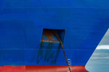 Demirlemiş mavi kargo gemisi