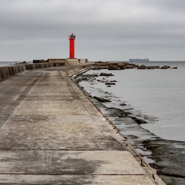 Dalgakıran Barajı kırmızı deniz feneri ile