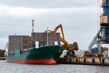 Yeşil kargo gemisi yükleniyor