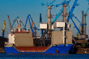 Mavi kargo gemisi yükleniyor