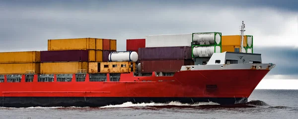 赤貨物コンテナー船の船首 — ストック写真