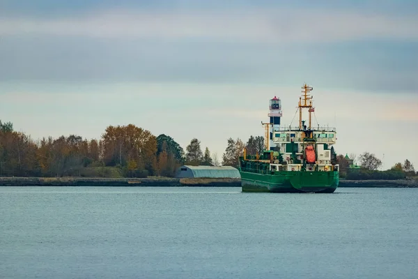 Grünes Frachtschiff — Stockfoto