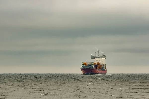 Kırmızı kargo konteyner gemisi — Stok fotoğraf