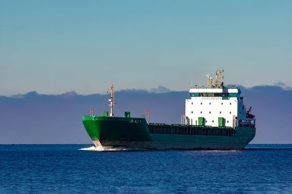 Barco de carga verde —  Fotos de Stock