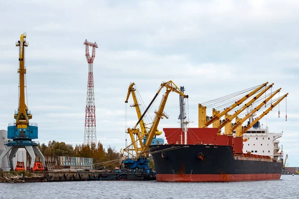 Schwarzes Frachtschiff — Stockfoto