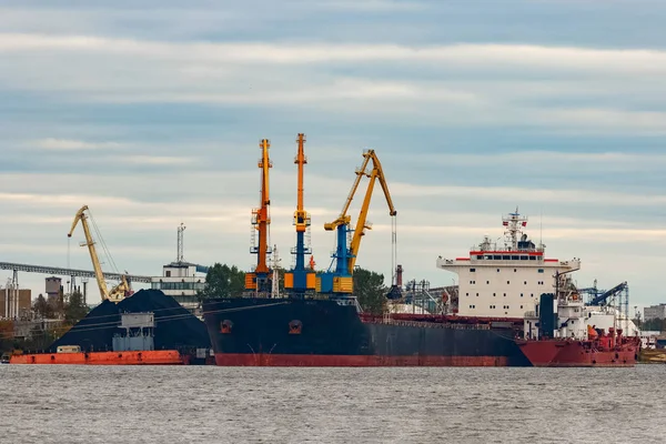 Svart lastfartyg — Stockfoto