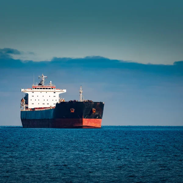 Navio de carga preto — Fotografia de Stock