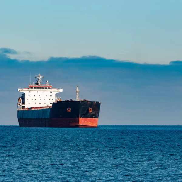 Siyah kargo gemisi — Stok fotoğraf