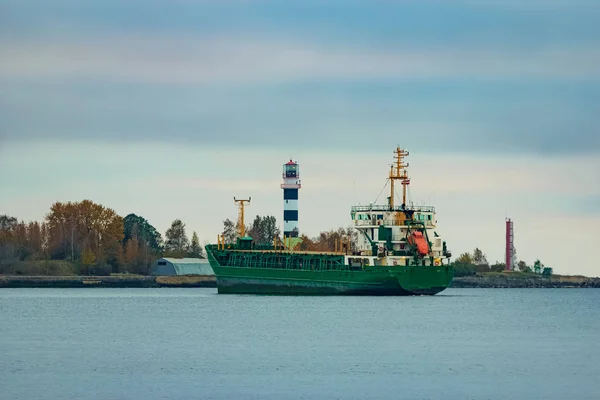 Groene vrachtschip — Stockfoto