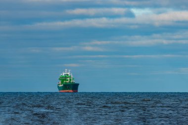 Demirleyen yeşil kargo gemisi