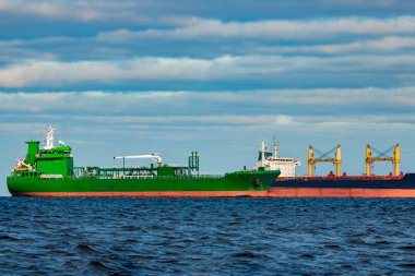 Kargo gemileri demirleyen