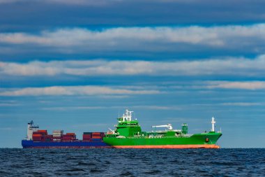 Kargo gemileri demirleyen