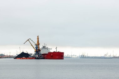 Büyük kırmızı kargo gemisi yükleniyor