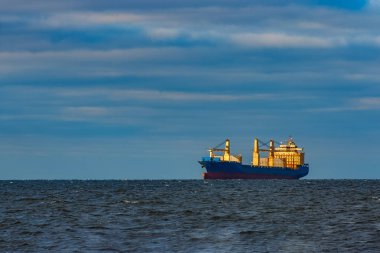 Demirlemiş mavi kargo gemisi