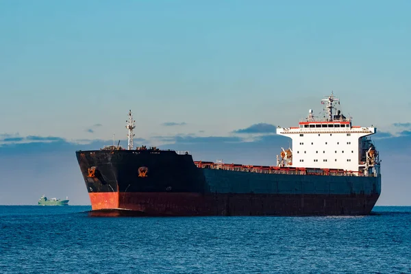 Navio de carga preto — Fotografia de Stock