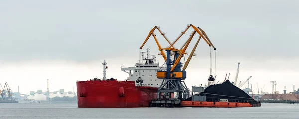 Büyük kırmızı kargo gemisi yükleniyor — Stok fotoğraf