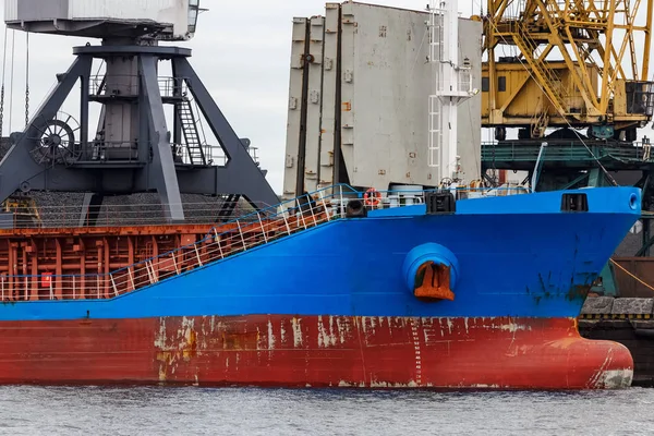 Mavi kargo gemisi yükleniyor — Stok fotoğraf