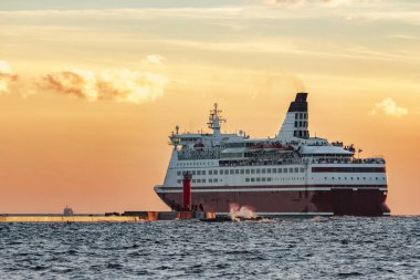 Kırmızı cruise liner