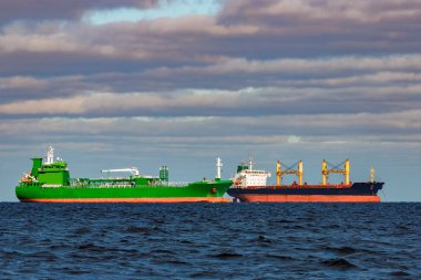 Kargo gemileri demirleyen