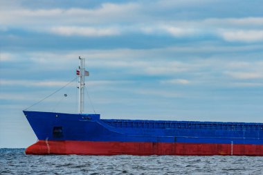 Demirlemiş mavi kargo gemisi