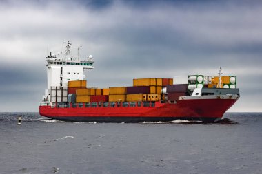 Kırmızı kargo konteyner gemisi