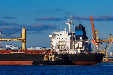 Siyah kargo gemi bağlama