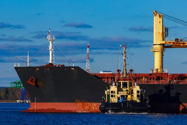 Siyah kargo gemi bağlama
