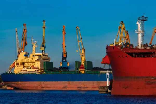 Kırmızı ve mavi kargo gemisi