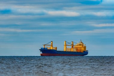 Demirlemiş mavi kargo gemisi