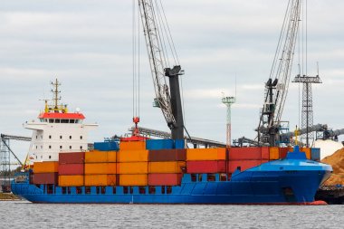 Mavi konteyner gemisi yükleme