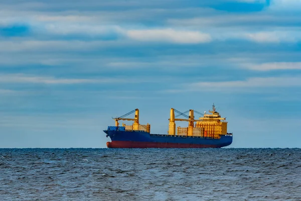 Demirlemiş mavi kargo gemisi — Stok fotoğraf