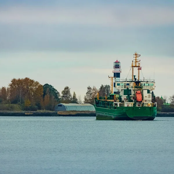 Grünes Frachtschiff — Stockfoto