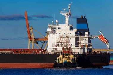 Siyah kargo gemi bağlama