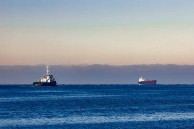 Mavi küçük römorkör gemi