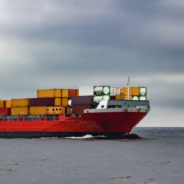 Kırmızı kargo konteyner gemisi